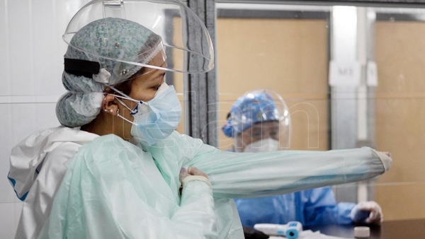 Murieron 465 personas y 17.261 fueron reportadas con coronavirus