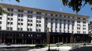AFIP ya tramita la devoluci&oacute;n de las percepciones de 2023 por compra de d&oacute;lares y gastos en el exterior: c&oacute;mo pedirla