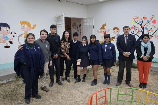 Pintada de coloridos murales en el CDI Carita de Luna
