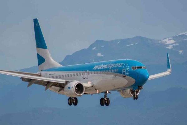Aerolineas Argentinas suspender&aacute; a 7.500 empleados