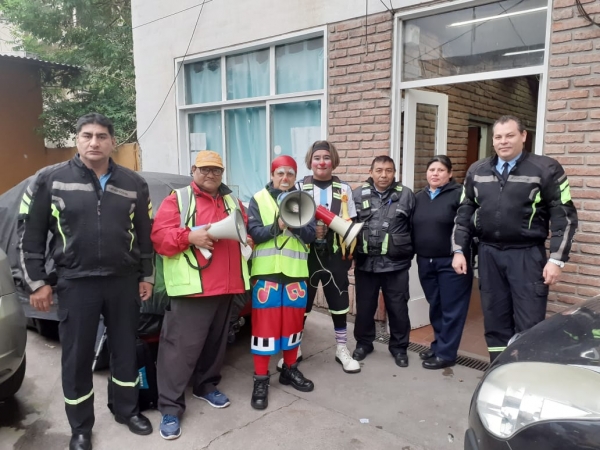 Recomiendan mantener la distancia social y usar barbijo