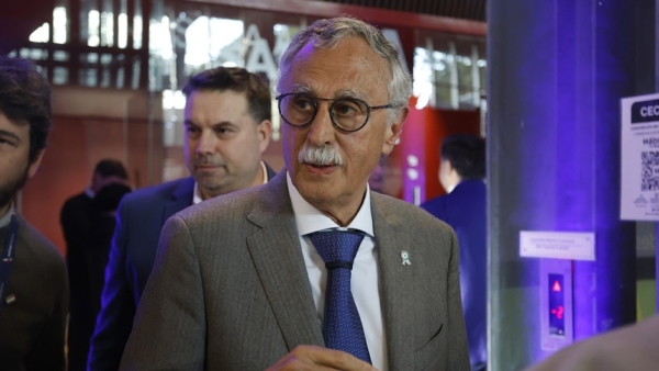 Sturzenegger le ech&oacute; la culpa de las muertes del fentanilo a Anmat y abri&oacute; una interna con Lugones