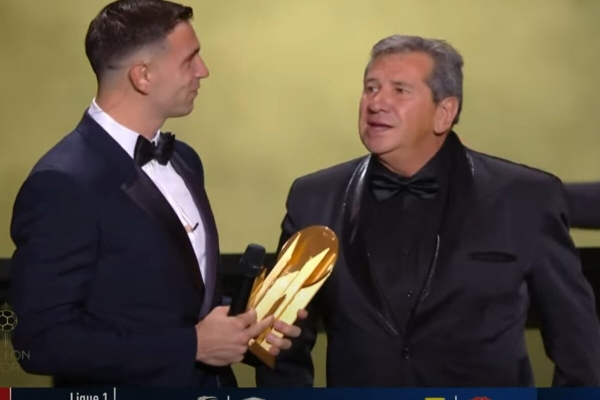 Dibu Mart&iacute;nez se qued&oacute; con el premio Lev Yashin al mejor arquero