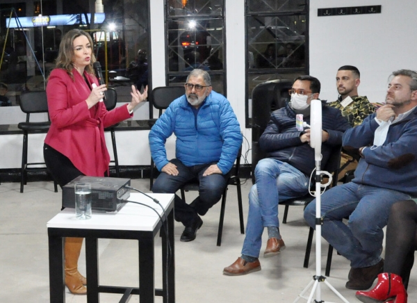 Denisse Goldfbarb disert&oacute; en el Club de Emprendedores
