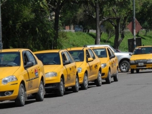 Congelan aumentos de tarifas en t&aacute;xis y compartidos por dos meses