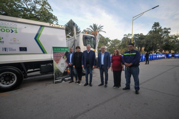 Morales entreg&oacute; un cami&oacute;n y contenedores en San Pedro