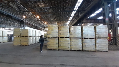La justicia federal allana los dep&oacute;sitos de Pettovello y encuentra miles de litros de leche cerca de vencer