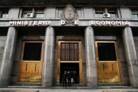 El Gobierno anunci&oacute; que negocia un plan de recompra de deuda con la participaci&oacute;n de organismos multilaterales y rebotaron los bonos