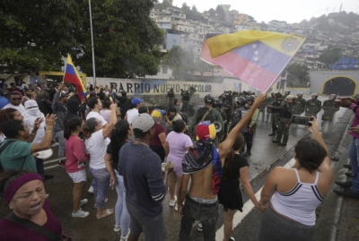Crece la tensi&oacute;n en Venezuela: Proclaman a Maduro y hay cortes de ruta y cacerolazos