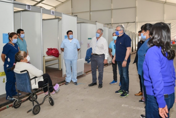 Morales despidi&oacute; a la &uacute;ltima paciente del Hospital de Campa&ntilde;a y dijo que no lo desmontaran por si surge un rebrote