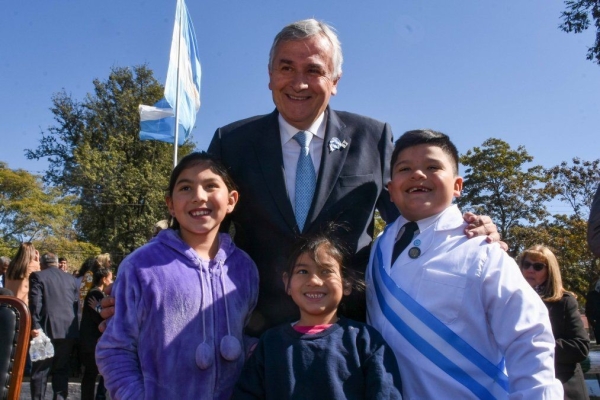 Morales presidió el acto de promesa y jura a la Bandera Nacional