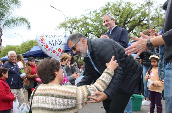 MUNICIPIO Y APPOJUY HOMENAJEARON A MAM&Aacute; EN EL PASEO DE LAS PLANTAS