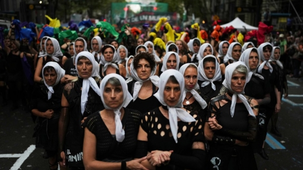La marcha en repudio al golpe desbord&oacute; la Plaza de Mayo