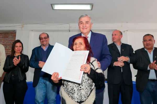 Entregaron escrituras a familias de Palpal&aacute;