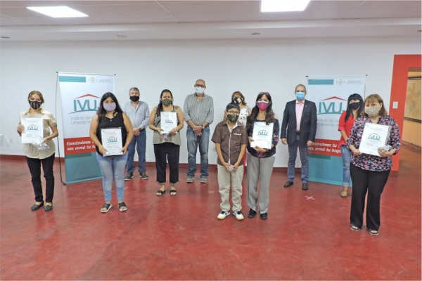 El IVUJ entreg&oacute; viviendas a maestros de ADEP