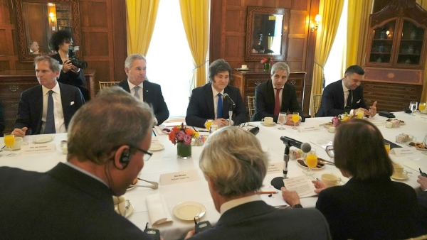 Econom&iacute;a niega que Caputo haya adelantado a inversores modificaciones al r&eacute;gimen cambiario