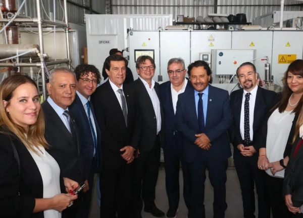 Planta de producci&oacute;n de litio en G&uuml;emes. Sadir acompa&ntilde;&oacute; a S&aacute;enz en apertura