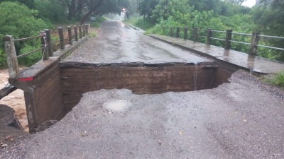 Por las intensas lluvias, se desmoron&oacute; el puente de Huaico y solicitan evitar la zona
