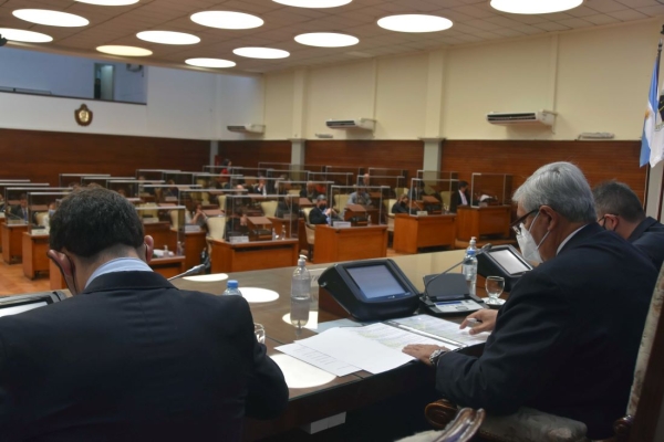 Es Ley el pase a planta de m&aacute;s de 5 mil empleados de educaci&oacute;n
