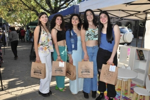 Las candidatas a Representante Capital visitaron la Feria Las Manos Hacen