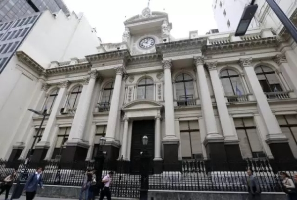 D&oacute;lares para las reservas: el BCRA tom&oacute; de US$ 2.000 millones de 7 bancos extranjeros