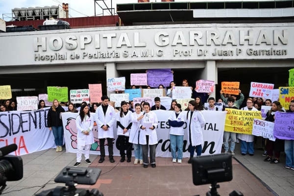 Se agrava el conflicto en el Garrahan: los residentes rechazaron la propuesta salarial del Gobierno y seguirán con el paro