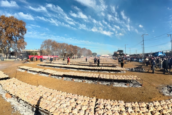 Entre R&iacute;os rompi&oacute; el r&eacute;cord Guinness de mayor cantidad de pollos asados: fueron m&aacute;s de 8.600 kilos en Concepci&oacute;n del Uruguay