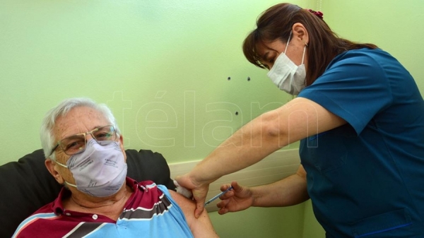 Aconsejan reforzar a los 4 meses la vacunaci&oacute;n al personal de salud y a los mayores de 60