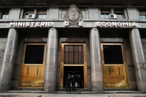 La Argentina volvió al mercado de deuda tras 8 años: Caputo colocó un bono en dólares por USD 1.000 millones