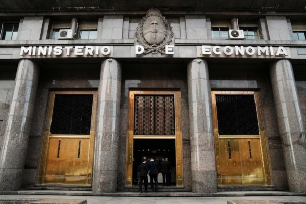 La Argentina volvi&oacute; al mercado de deuda tras 8 a&ntilde;os: Caputo coloc&oacute; un bono en d&oacute;lares por USD 1.000 millones
