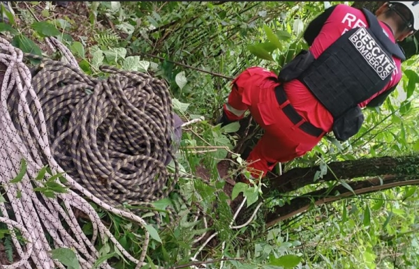 Bomberos de Jujuy rescataron a dos personas que desbarrancaron en Reyes