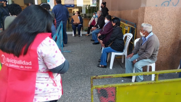 "Vecinos solidarios" y la asistencia a los adultos mayores