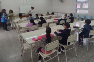 Estudiantes alcanzan 885 horas anuales, superando el piso m&iacute;nimo de 760