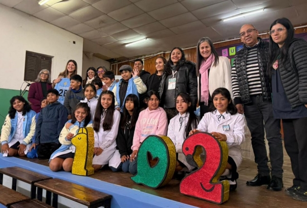 Estudiantes recibieron camperas por un concurso