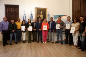 Sadir entreg&oacute; los primeros Microcr&eacute;ditos IVUJ para ampliar