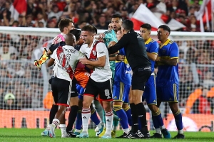 Qu&eacute; pas&oacute; al final del Supercl&aacute;sico: pi&ntilde;as y esc&aacute;ndalo entre Boca y River