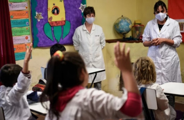 Vacunar&aacute;n a docentes en febrero para que las clases se inicien "con mayor presencialidad"