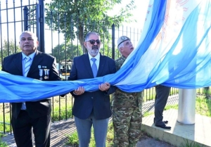 Izamiento de las ense&ntilde;as Nacional y de la Libertad Civil en el Parque C&iacute;vico