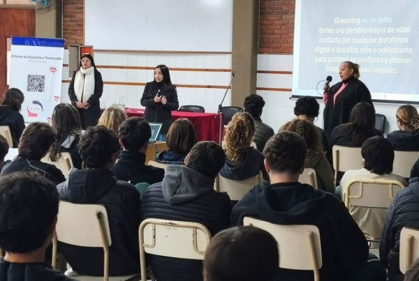 Charla de prevenci&oacute;n bullying y grooming en el Jos&eacute; Hern&aacute;ndez