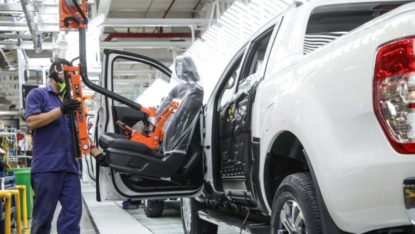 La producci&oacute;n de autos se derrumb&oacute; 30 por ciento en febrero y agudiza la crisis