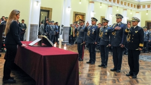 &Aacute;&ntilde;ez se inaugur&oacute; en el poder en un Palacio Quemado rodeado y militarizado