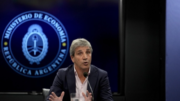 Caputo busca multiplicar el cr&eacute;dito en d&oacute;lares pese a la experiencia del 2001