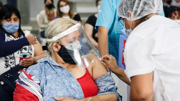 Diferir&aacute;n la aplicaci&oacute;n de la segunda dosis de las vacunas