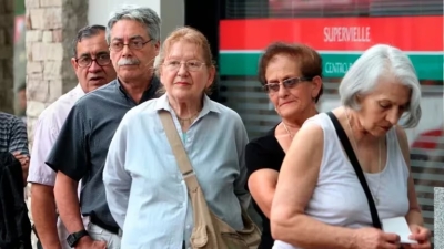 A qu&eacute; edad podr&aacute;n jubilarse hombres y mujeres si se aprueba la Ley Bases en el Congreso