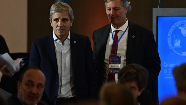 Caputo manotea reservas y emite 240 mil millones de pesos