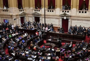 La sesi&oacute;n por la Ley &Oacute;mnibus se pospuso hasta el martes y el Gobierno sigue negociando los art&iacute;culos clave