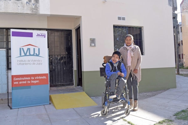 El IVUJ entreg&oacute; una vivienda recuperada en B&ordm; Alberdi