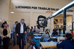 Producci&oacute;n de barbijos en la textil "Tupac Amaru"