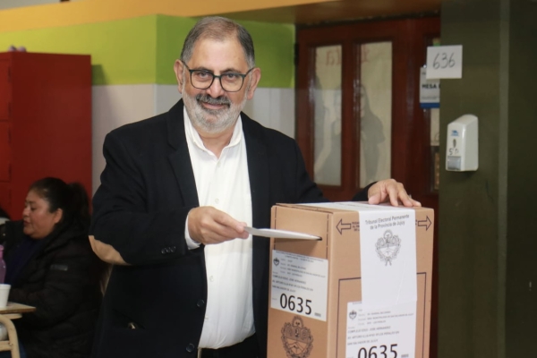 El intendente Jorge emiti&oacute; su voto en el Colegio Jos&eacute; Hern&aacute;ndez