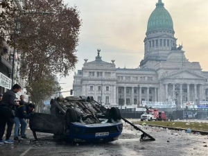 El desgarrador relato del periodista de Cadena 3 que estaba arriba del auto incendiado: &ldquo;Esto no es democracia&rdquo;